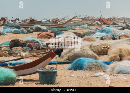 Centinaia di barche da pesca e reti parcheggiate sulla riva di Marina Beach a Chennai, India Foto Stock