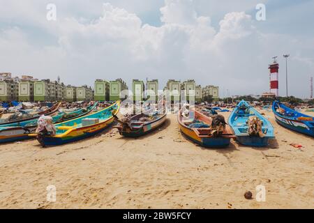 Centinaia di barche da pesca e reti parcheggiate sulla riva di Marina Beach a Chennai, India Foto Stock