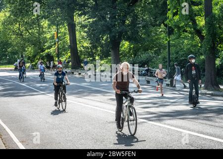 New York, Stati Uniti, 29 maggio 2020. La gente gode il tempo caldo mentre principalmente mantiene la distanza sociale e indossare maschere facciali in Central Park durante il c Foto Stock