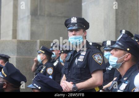 New York, Stati Uniti. 29 maggio 2020. Guardia di polizia tra la protesta di uccisione di George Floyd. Foto: Matthew Russell Lee / Inner City Press Credit: Matthew Russell Lee/Alamy Live News Foto Stock