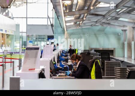 San Pietroburgo, Russia – 8 maggio 2020. Registrazione banchi di check-in presso l'aeroporto di Pulkovo quasi vuoto a causa di coronavirus pandemic.annoed personale donna in Foto Stock