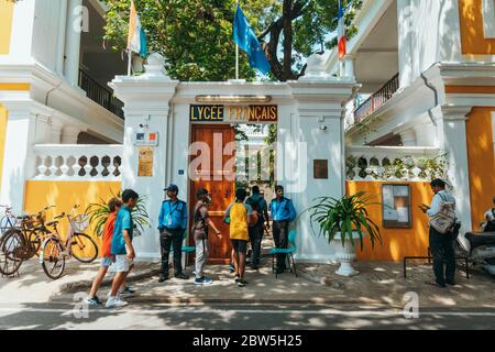 Gli studenti tornano dopo pranzo alla Scuola Internazionale Francese di Pondicherry (Lycée français de Pondichéry) nel quartiere verdeggiante della Città Bianca Foto Stock