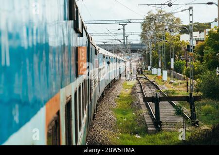 La vista delle carrozze dalla porta del treno che si avvicina Madurai, Tamil Nadu, India Foto Stock