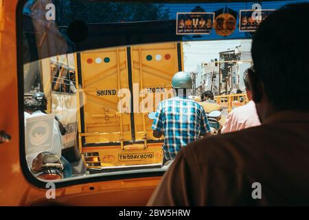 Un veicolo con "avvisatore acustico" scritto sul retro, visto dal sedile del passeggero di un risciò automatico Foto Stock