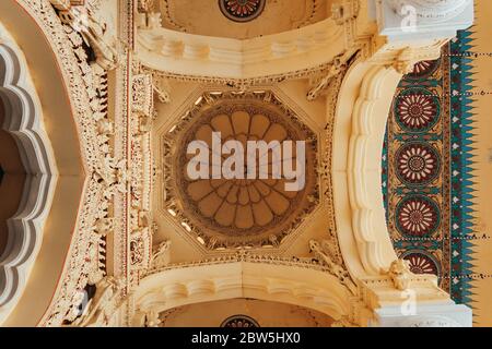 Un intricato modello di soffitto nel Palazzo Thirumalai Nayakkar, Tamil Nadu, India Foto Stock