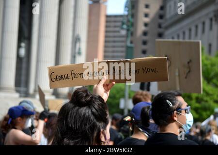 marcia di protesta contro la brutalità della polizia a Lower Manhattan dopo la morte di George Loyd, uomo di Minneapolis, per mano della polizia locale. Foto Stock