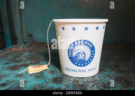 Una tazza di carta di chai (tè) servita a bordo delle Ferrovie indiane a Kerala, India Foto Stock