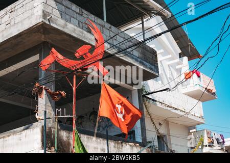 Un martello comunista e falce e una bandiera del Partito comunista dell'India (marxista) in un angolo di strada a Fort Kochi, Kerala, India Foto Stock