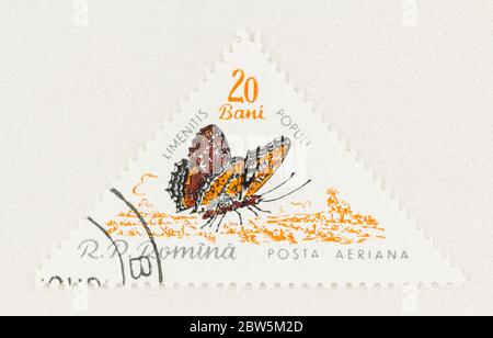 SEATTLE WASHINGTON - 27 maggio 2020: Pioppo Ammiraglio farfalla su triangolare 1960 Air Post timbro della Romania. N. Scott C90 Foto Stock