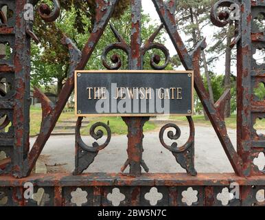 Una targa che legge la porta ebraica al cimitero della Trinity Church di Harlem fu collocata dal sindaco ed Koch quando fu sepolto lì Foto Stock