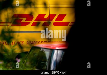 Bucarest, Romania - 25 maggio 2020 un pulmino giallo DHL è visto su una strada nel centro di Bucarest. Questa immagine è esclusivamente per uso editoriale. Foto Stock