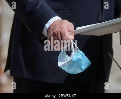 Bucarest, Romania - 14 maggio 2020: Ioanel Sinescu, ex rettore della Carol Davila University of Medicine and Pharmacy Bucarest ha una maschera nel suo Foto Stock