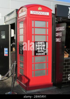 il museo della scatola telefonica in un vecchio storico restaurato 1935 GPO restaurata serie K.6 telefono box a Southend sul mare, racconta la storia della zona locale. Foto Stock