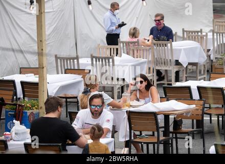 Washington, Stati Uniti. 29 maggio 2020. Il 29 maggio 2020, i clienti mangiano in un ristorante del quartiere Adams Morgan di Washington, DC. La regione della metropolitana DC sta iniziando a riaprirsi con i locali da pranzo all'aperto dopo quasi tre mesi di blocco a causa della pandemia COVID-19. Foto di Kevin Dietsch/UPI Credit: UPI/Alamy Live News Foto Stock