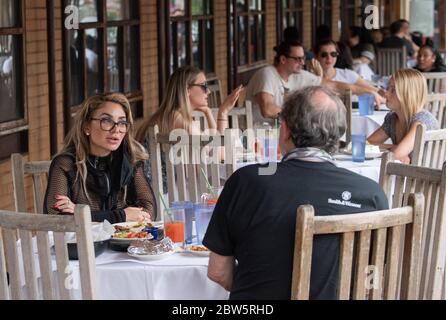 Washington, Stati Uniti. 29 maggio 2020. Il 29 maggio 2020, i clienti mangiano in un ristorante del quartiere Adams Morgan di Washington, DC. La regione della metropolitana DC sta iniziando a riaprirsi con i locali da pranzo all'aperto dopo quasi tre mesi di blocco a causa della pandemia COVID-19. Foto di Kevin Dietsch/UPI Credit: UPI/Alamy Live News Foto Stock