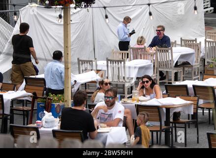 Washington, Stati Uniti. 29 maggio 2020. Il 29 maggio 2020, i clienti mangiano in un ristorante del quartiere Adams Morgan di Washington, DC. La regione della metropolitana DC sta iniziando a riaprirsi con i locali da pranzo all'aperto dopo quasi tre mesi di blocco a causa della pandemia COVID-19. Foto di Kevin Dietsch/UPI Credit: UPI/Alamy Live News Foto Stock