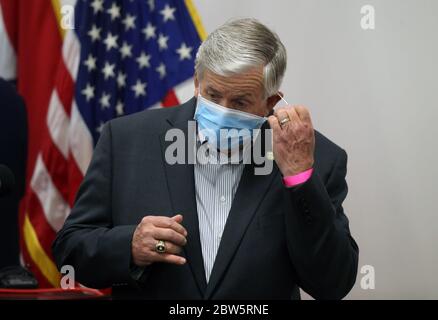 Clayton, Stati Uniti. 29 maggio 2020. Il governatore del Missouri Mike Parson rimuove la sua maschera per parlare con i giornalisti, a Clayton, Missouri, venerdì 29 maggio 2020. Parson ha dato l'aggiornamento del coronavirus di Stato, estendendo la fase 1 del piano di apertura degli stati al 15 giugno 2020. Photo by Bill Greenblatt/UPI Credit: UPI/Alamy Live News Foto Stock