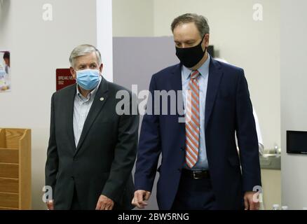 Clayton, Stati Uniti. 29 maggio 2020. Il governatore del Missouri Mike Parson (L) e il Dr. Sam Page, direttore esecutivo della contea di St. Louis, entrano nella stanza per parlare con i giornalisti, a Clayton, Missouri, venerdì 29 maggio 2020. Parson ha dato l'aggiornamento del coronavirus di Stato, estendendo la fase 1 del piano di apertura degli stati al 15 giugno 2020. Photo by Bill Greenblatt/UPI Credit: UPI/Alamy Live News Foto Stock