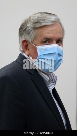 Clayton, Stati Uniti. 29 maggio 2020. Il governatore del Missouri Mike Parson entra nella stanza con la sua maschera facciale in posizione prima di parlare con i giornalisti, a Clayton, Missouri, venerdì 29 maggio 2020. Parson ha dato l'aggiornamento del coronavirus di Stato, estendendo la fase 1 del piano di apertura degli stati al 15 giugno 2020. Photo by Bill Greenblatt/UPI Credit: UPI/Alamy Live News Foto Stock