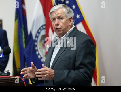 Clayton, Stati Uniti. 29 maggio 2020. Il governatore del Missouri Mike Parson fa le sue osservazioni ai giornalisti, a Clayton, Missouri, venerdì 29 maggio 2020. Parson ha dato l'aggiornamento del coronavirus di Stato, estendendo la fase 1 del piano di apertura degli stati al 15 giugno 2020. Photo by Bill Greenblatt/UPI Credit: UPI/Alamy Live News Foto Stock