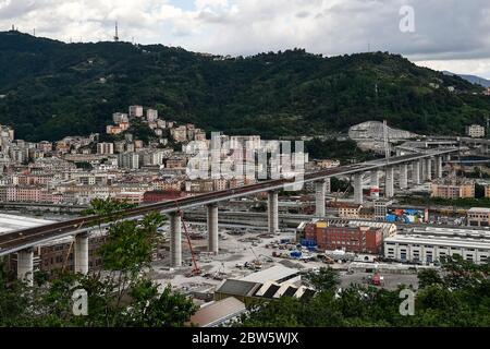 Genova, Italia. 29 maggio 2020. GENOVA - 29 maggio 2020: Vista generale mostra il cantiere del nuovo ponte Morandi (ufficialmente Viadotto Polcevera). Il ponte originale crollò nell'agosto 2018 e quello nuovo dovrebbe riaprirsi nel luglio 2020. (Foto di Nicolò campo/Sipa USA) Credit: Sipa USA/Alamy Live News Foto Stock