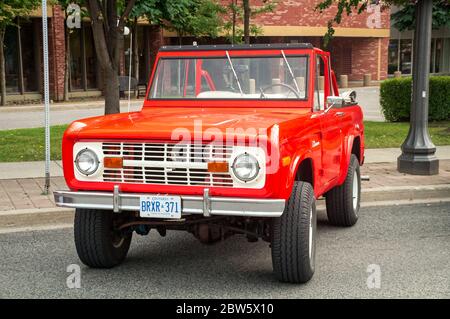 TORONTO, CANADA - 08 18 2018: Esterno con paraurti, cofano, parabrezza, luci anteriori e di svolta, griglia e riflettori di Ford Bronco SUV 1974 Foto Stock