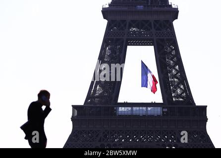 Parigi, Francia. 15 maggio 2020. Un uomo effettua una telefonata vicino alla Torre Eiffel a Parigi, Francia, 15 maggio 2020. L'istituto nazionale francese di statistica INSEE ha dichiarato il 29 maggio che il prodotto interno lordo (PIL) della Francia è stato rivisto in diminuzione di 0.5 punti, a meno del 5.3% per i primi tre mesi dell'anno. Credit: Gao Jing/Xinhua/Alamy Live News Foto Stock