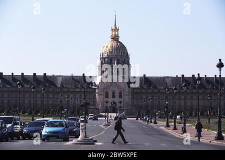 Parigi, Francia. 15 maggio 2020. L'Hotel des Invalides è visto a Parigi, Francia, 15 maggio 2020. L'istituto nazionale francese di statistica INSEE ha dichiarato il 29 maggio che il prodotto interno lordo (PIL) della Francia è stato rivisto in diminuzione di 0.5 punti, a meno del 5.3% per i primi tre mesi dell'anno. Credit: Gao Jing/Xinhua/Alamy Live News Foto Stock