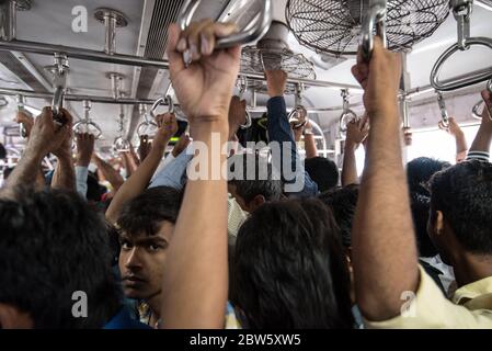 Passeggeri su un treno affollato per pendolari di Mumbai. Mumbai, India. Foto Stock