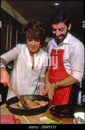 Elizabeth Taylor in cucina a casa con una lezione di cucina con lo chef Nick Grippo, Bel Air, CA Foto Stock