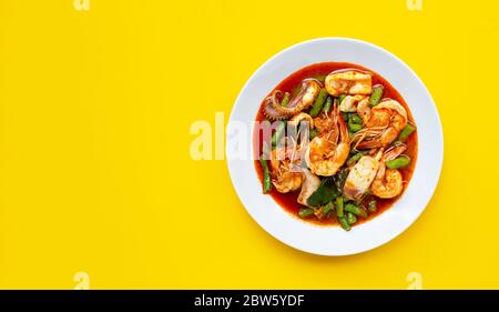 Speziato mescolare frutti di mare fritti e iarda fagiolo lungo con pasta di curry rosso. Cibo tailandese Foto Stock