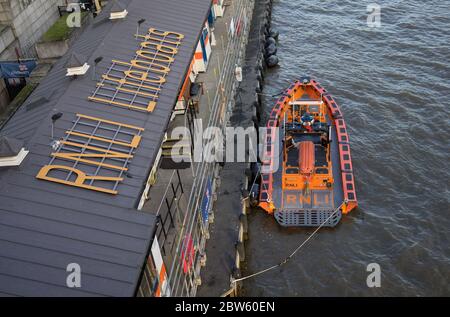 RNLI Lifeboat legato sul lato del Tamigi. Londra Foto Stock