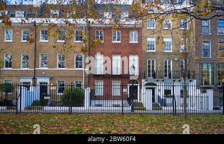 Fila di vecchie case vittoriane su Lincoln's Inn Fields a Holborn. Londra Foto Stock