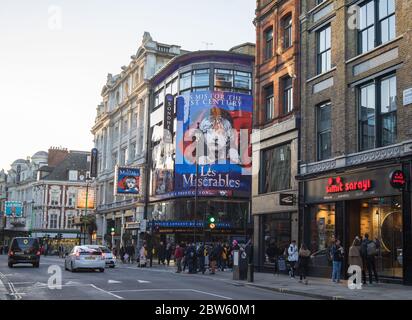 Teatri su Shaftesbury Avenue durante il giorno con l'insegna Les Miserables. Londra Foto Stock