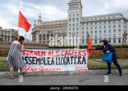 Barcellona, Spagna. 29 maggio 2020. Membri del sindacato che istituisce bandiere durante l'assemblea.dopo mesi di confino, l'Unione Llogateres (Unione inquilini) ha tenuto la sua prima assemblea pubblica a Plaza Catalunya. I temi principali della riunione erano di negoziare i prezzi di affitto ed evitare sfratti così come di entrare in contatto con i nuovi inquilini che hanno difficoltà a pagare l'affitto sui loro appartamenti. Credit: SOPA Images Limited/Alamy Live News Foto Stock