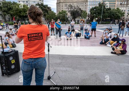 Barcellona, Spagna. 29 maggio 2020. Un portavoce che indossa la t-shirt sindacale durante l'assemblaggio. Dopo mesi di reclusione, l'Unione Llogateres (Unione inquilini) ha tenuto la sua prima assemblea pubblica a Plaza Catalunya. I temi principali della riunione erano di negoziare i prezzi di affitto ed evitare sfratti così come di entrare in contatto con i nuovi inquilini che hanno difficoltà a pagare l'affitto sui loro appartamenti. Credit: SOPA Images Limited/Alamy Live News Foto Stock