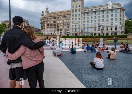 Barcellona, Spagna. 29 maggio 2020. Un paio di abbracci durante l'assemblea.dopo mesi di reclusione, l'Unione Llogateres (Unione inquilini) ha tenuto la sua prima assemblea pubblica a Plaza Catalunya. I temi principali della riunione erano di negoziare i prezzi di affitto ed evitare sfratti così come di entrare in contatto con i nuovi inquilini che hanno difficoltà a pagare l'affitto sui loro appartamenti. Credit: SOPA Images Limited/Alamy Live News Foto Stock