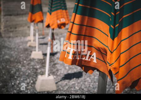 Genova, Italia. 29 maggio 2020. Gli ombrelloni sono posti su una spiaggia a Genova, 29 maggio 2020. Dopo che alcune restrizioni al movimento delle persone imposte dal marzo 10 con il blocco sono state gradualmente revocate nelle ultime settimane, viaggiare all'interno della stessa regione di residenza è stato permesso solo dal maggio 18. Il prossimo passo del calendario ufficiale del governo sarebbe, infatti, quello di riaprire i movimenti tra le regioni italiane entro il 3 giugno. Credit: Federico Tardito/Xinhua/Alamy Live News Foto Stock