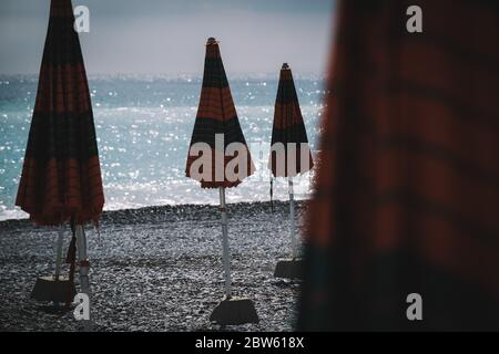 Genova, Italia. 29 maggio 2020. Gli ombrelloni sono posti su una spiaggia a Genova, 29 maggio 2020. Dopo che alcune restrizioni al movimento delle persone imposte dal marzo 10 con il blocco sono state gradualmente revocate nelle ultime settimane, viaggiare all'interno della stessa regione di residenza è stato permesso solo dal maggio 18. Il prossimo passo del calendario ufficiale del governo sarebbe, infatti, quello di riaprire i movimenti tra le regioni italiane entro il 3 giugno. Credit: Federico Tardito/Xinhua/Alamy Live News Foto Stock