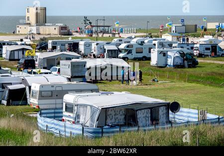 Tossens, Germania. 29 maggio 2020. Camper e roulotte si trovano in un campeggio sulla diga del villaggio nel distretto di Wesermarsch. A Whitsuntide, numerosi turisti sono attesi sulla costa della bassa Sassonia, le isole e altrove. Credit: Hauke-Christian Dittrich/dpa/Alamy Live News Foto Stock