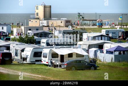 Tossens, Germania. 29 maggio 2020. Camper e roulotte si trovano in un campeggio sulla diga del villaggio nel distretto di Wesermarsch. A Whitsuntide, numerosi turisti sono attesi sulla costa della bassa Sassonia, le isole e altrove. Credit: Hauke-Christian Dittrich/dpa/Alamy Live News Foto Stock