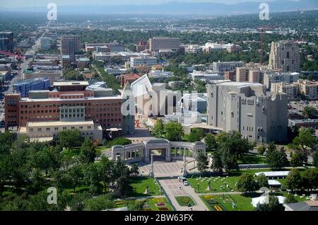 Vista aerea dello skyline di Denver, Colorado, che guarda a sud al Civic Center Park, 14th Ave., alla Biblioteca pubblica di Denver e agli edifici del Museo d'Arte di Denver. Foto Stock