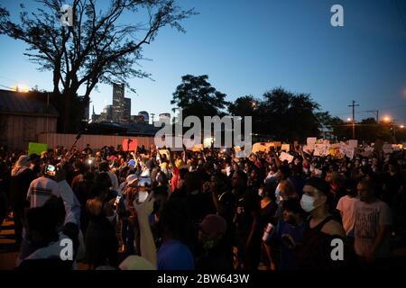 Dallas, Texas, Stati Uniti. 29 maggio 2020. Quasi 2,000 persone hanno partecipato a una protesta di Dallas per la morte di George Floyd e Breonna Taylor, rispettivamente per mano di agenti di polizia a Minneapolis, Minnesota e Louisville, Kentucky. Dopo aver ascoltato relatori al di fuori del quartier generale del Dallas Police Department, a sud del centro di Dallas, Hanno marciato circa un miglio verso gli uffici della Dallas Police Association, la più grande organizzazione di polizia nel Department.Consorsters fuori dagli uffici della Dallas Police Association. Credit: AVI Adelman/ZUMA Wire/Alamy Live News Foto Stock