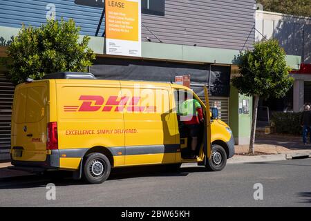 Camion consegna DHL a Sydney Australia con autista consegna in auto, Australia Foto Stock