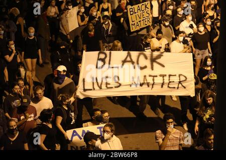 Richmond, Virginia, Stati Uniti. 29 maggio 2020. sulla scia della morte dei dimostranti George Floyd marciano e si scontrano con la polizia a Richmond. Foto Stock