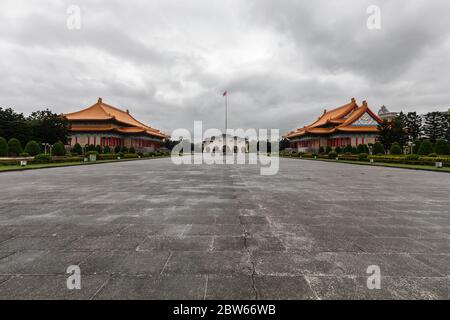 L'ingresso principale di Piazza della libertà visto dalla Sala commemorativa di Chiang Kai-shek con il Teatro Nazionale sulla sinistra e la Sala dei Concerti Nazionale sulla destra, Foto Stock