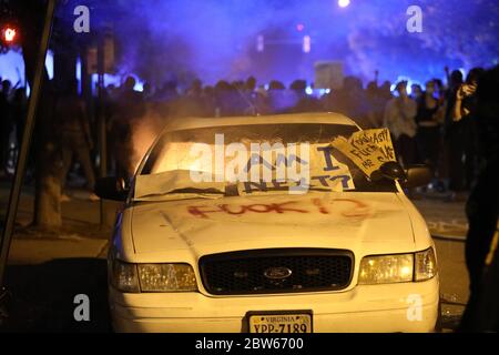 Richmond, Virginia, Stati Uniti. 29 maggio 2020. sulla scia della morte dei dimostranti George Floyd marciano e si scontrano con la polizia a Richmond. Foto Stock