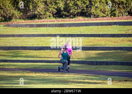 Due donne che si allenano in lycra in un parco di Sydney, Australia Foto Stock