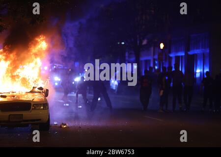 Richmond, Virginia, Stati Uniti. 29 maggio 2020. sulla scia della morte dei dimostranti George Floyd marciano e si scontrano con la polizia a Richmond. Foto Stock