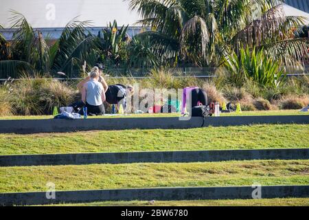 Le Signore di Sydney si esercitano in un parco a Mona vale, in Australia Foto Stock